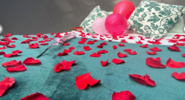 Image de la prestation : Jeté de pétales de roses pour décoration romantique